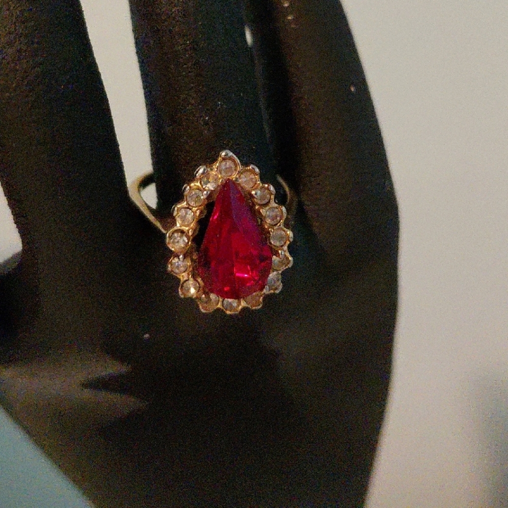 Source Unknown Ruby Red Teardrop Ring with Gold Band